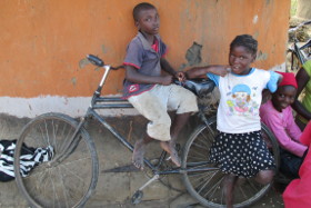 Kinder auf einem Fahrrad in Sambia